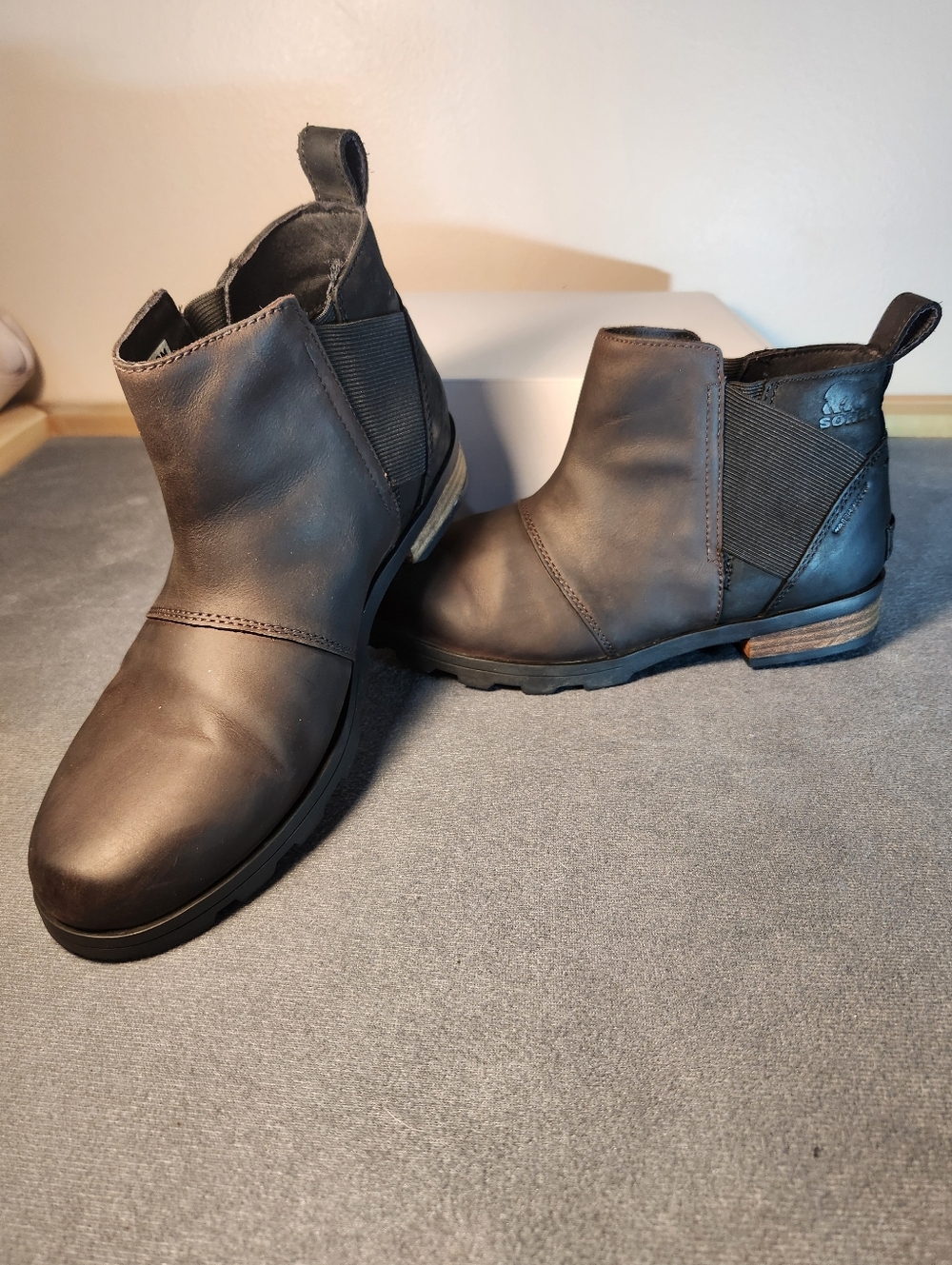 Sorel Emelie Chelsea Boots Women’s Size 7.5 Chocolate Brown Black Waterproof